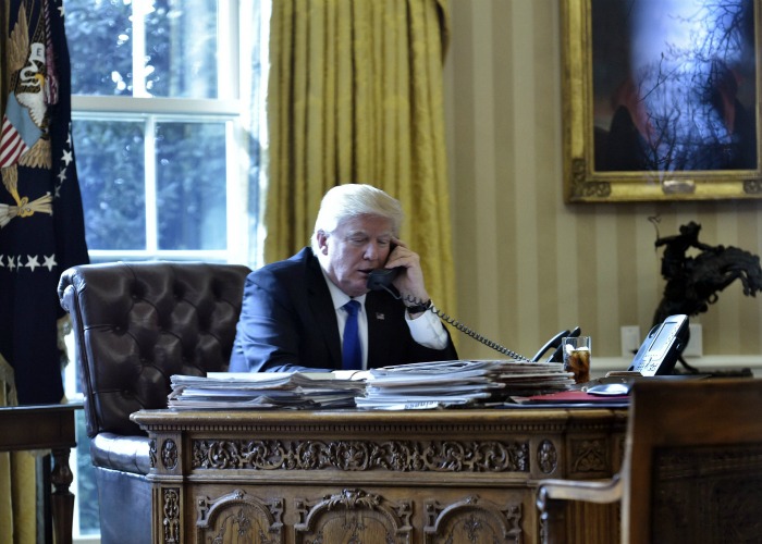 El presidente Donald Trump habla por teléfono con el presidente ruso, Vladimir Putin, en la Oficina Oval de la Casa Blanca el 28 de enero.