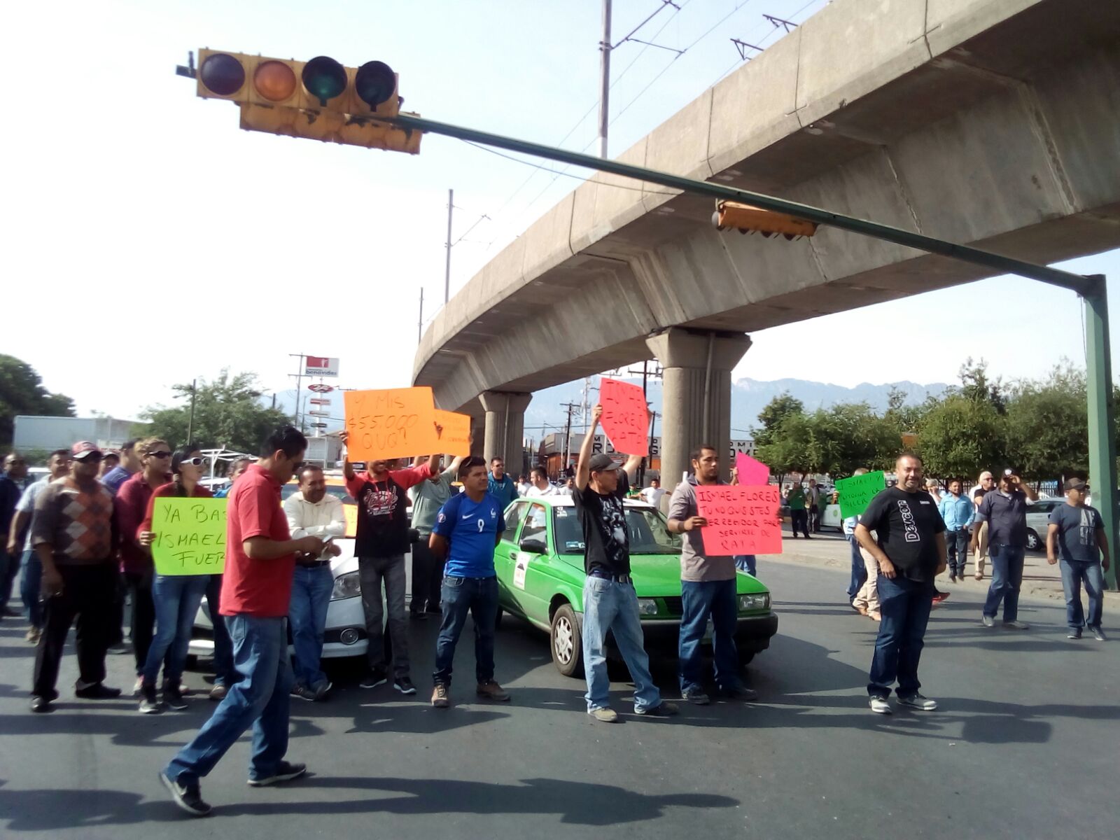 Los taxistas se encontraban tanto fuera como dentro de su autos y eran vigilados por elementos de la Fuerza Civil.