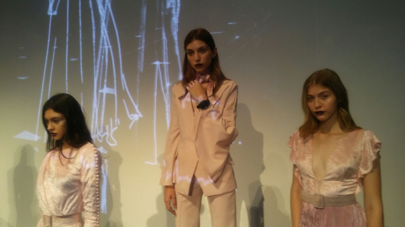 Tres bloques en la pasarela formaron su colección, la primera en looks totales en color rosa palo con vestidos vaporosos.