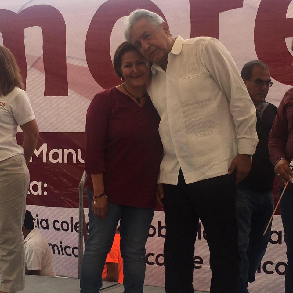 La ex candidata de Morena a la alcaldía de Choapas, Veracruz, Eva Cadena, y el líder de ese partido, Andrés Manuel López Obrador.