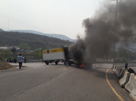 En la entrada del nuevo Libramiento a Tixtla, los normalistas se apoderaron del camión de Coppel y le prendieron fuego.