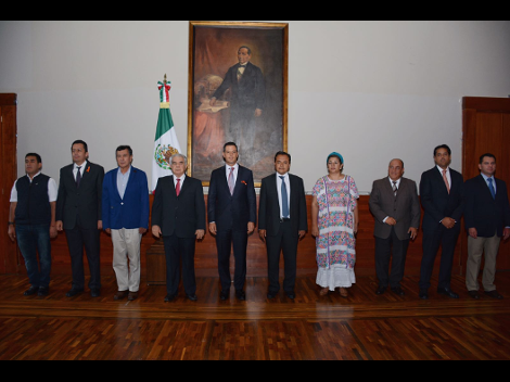 El gobernador de Oaxaca, Alejandro Murat exhortó a los  nuevos funcionarios a cumplir la ley.  