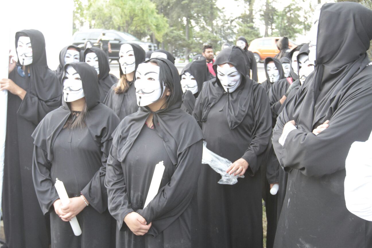 Los integrantes de Anonymous encendieron ceras y presentaron un breve recuento de los presuntos delitos en los que han incurrido algunos de los candid