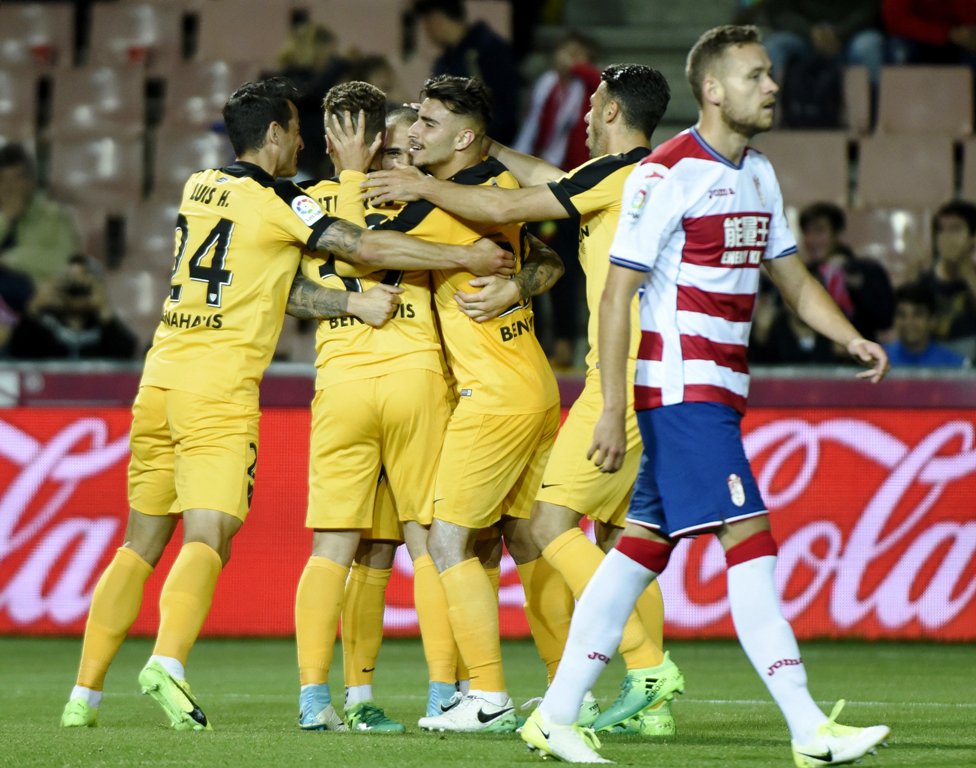 Jugadores del Málaga festejan el triunfo obtenido ante el Granada.