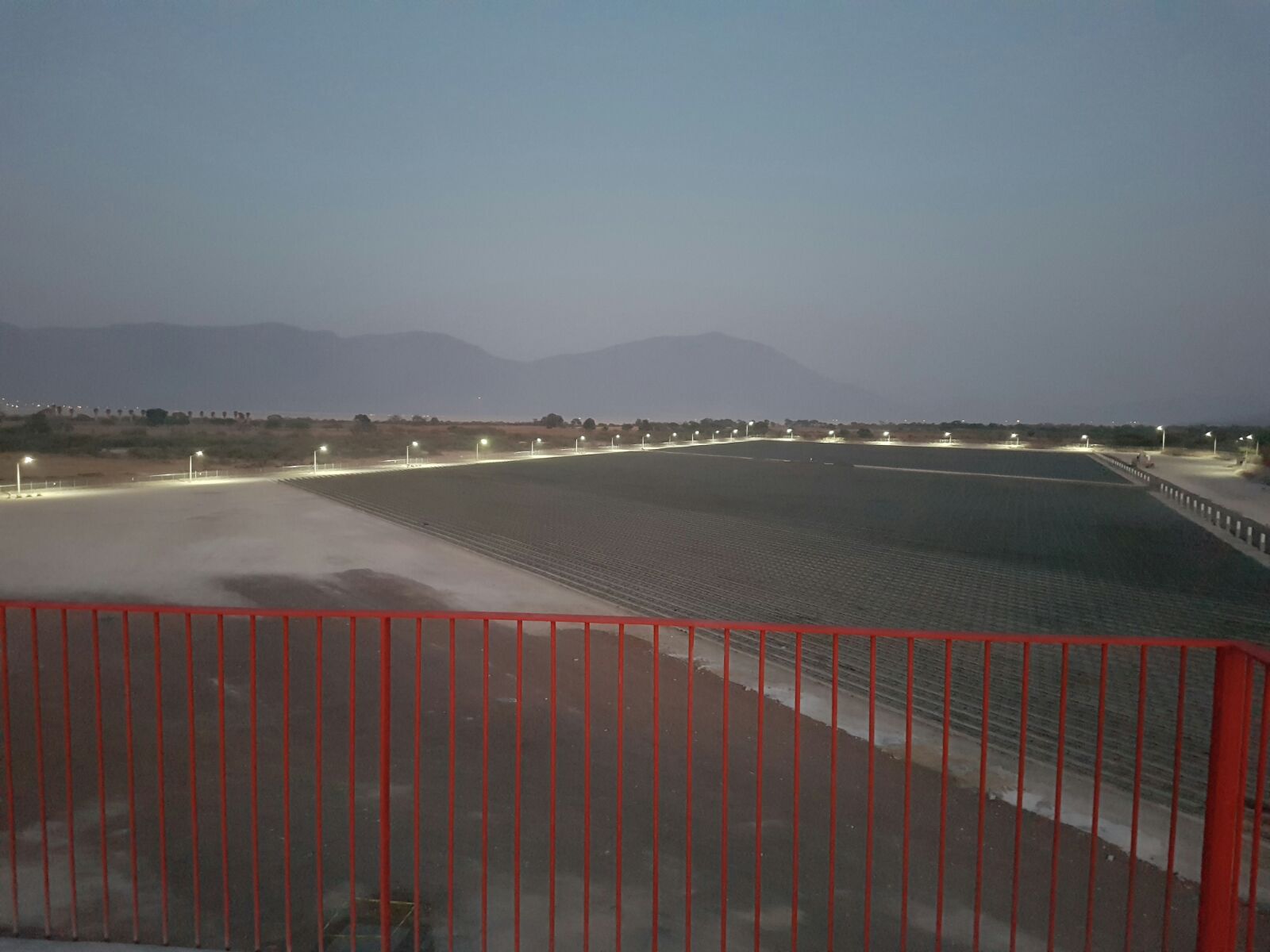 En un terreno de más de 14 hectáreas se instalaron los 25 mil 536 paneles solares para generar energía