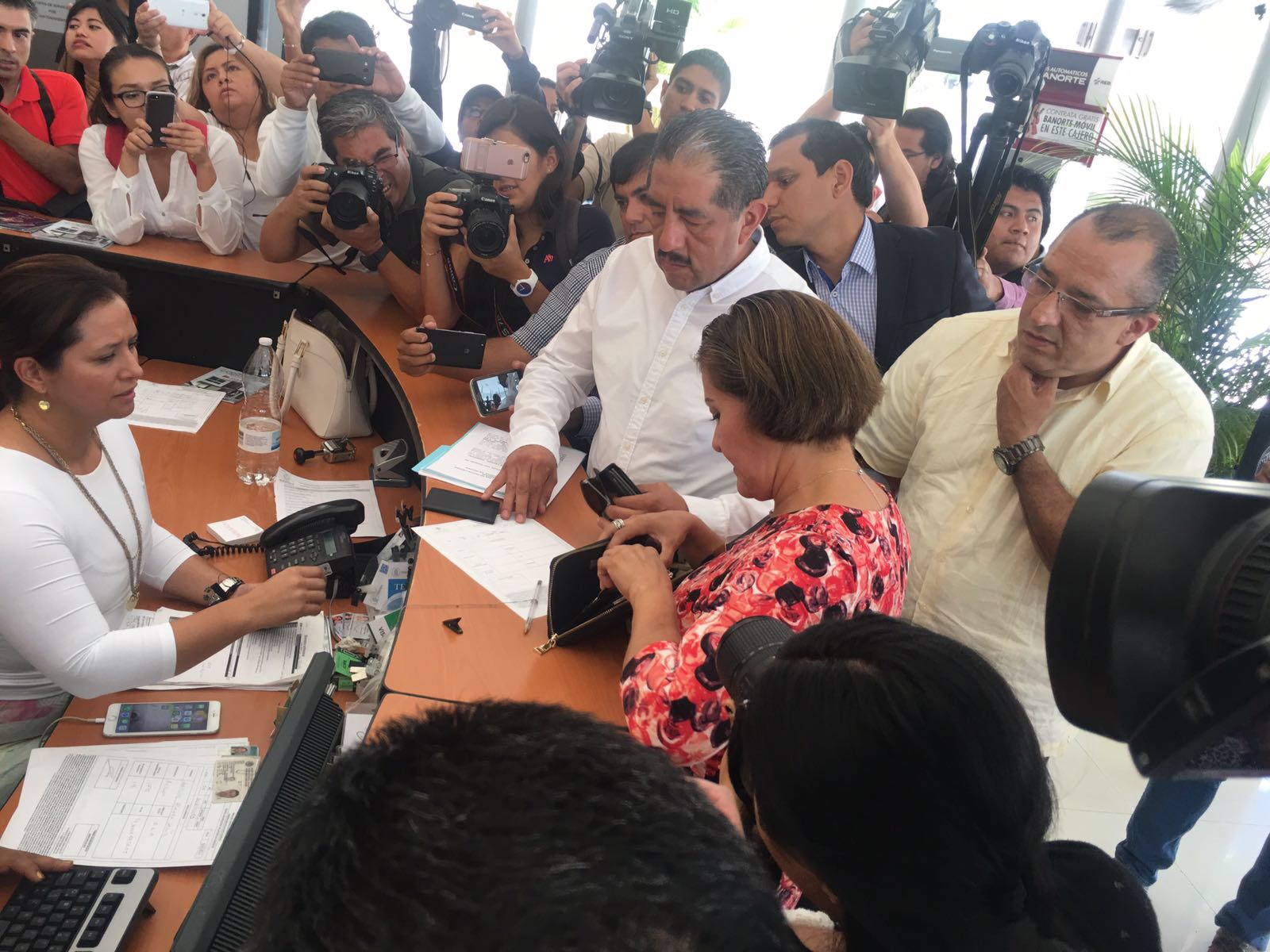 La ex candidata de Morena acudió a la Fiscalía acompañada de su abogado para presentar la denuncia.
