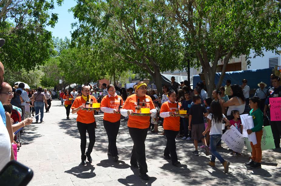 Durante la carrera participaron 150 meseros. 