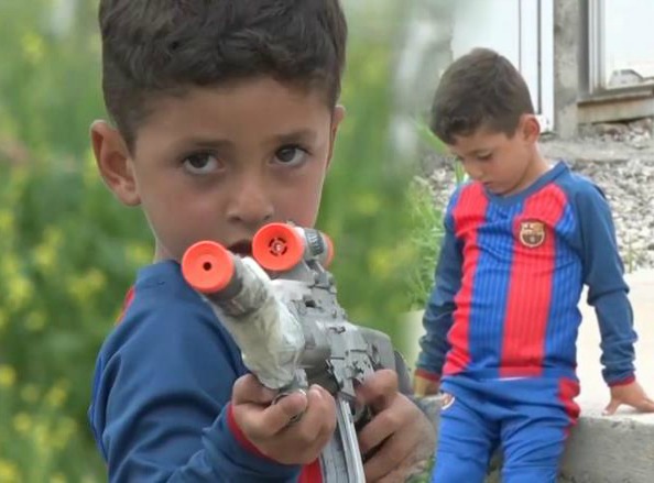 Lionel Messi jugando con una pistola 