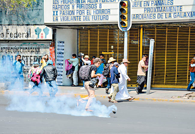 La protesta en Bucareli, donde se suscitó una escaramuza entre policías y manifestantes. 