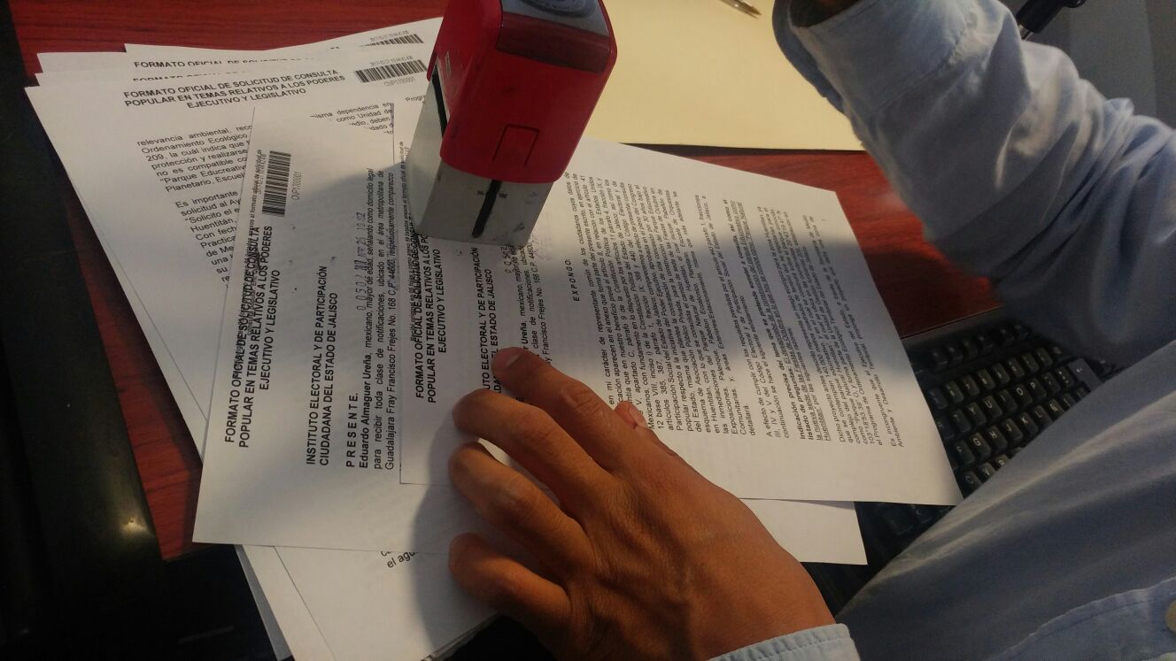 1,380 vecinos  de Huentitán que plasmaron su firma en el documento para solicitar consulta al IEPC