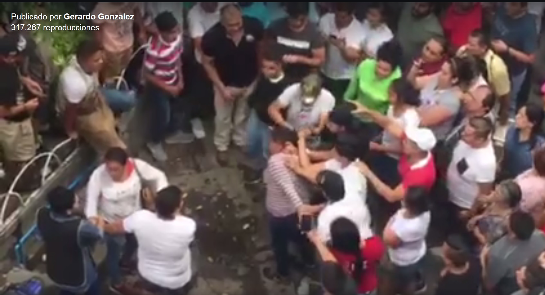 El video muestra cuando cortan el pelo y golpean a una de las señaladas