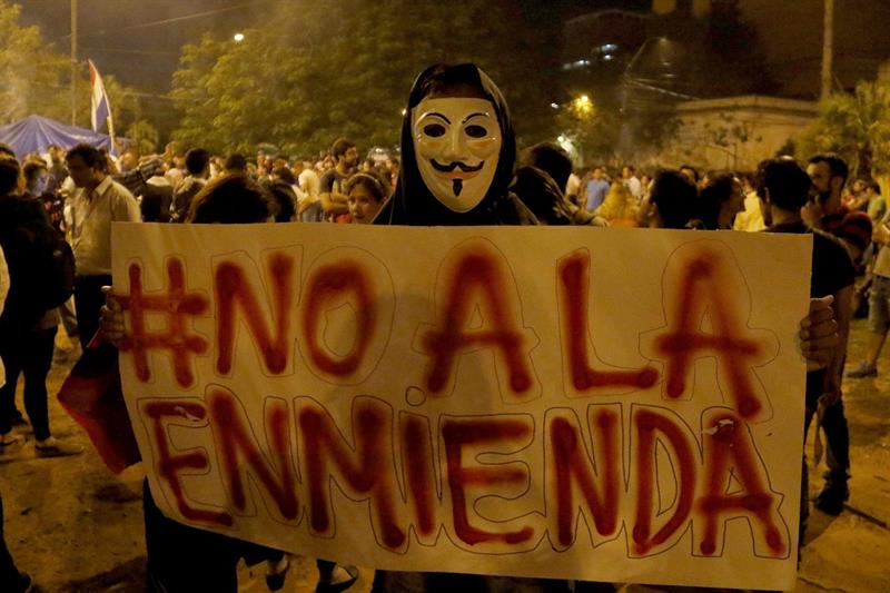 Tras la votación, manifestantes incendiaron parte de la sede del Congreso, en una noche de furia en la que un dirigente opositor murió.