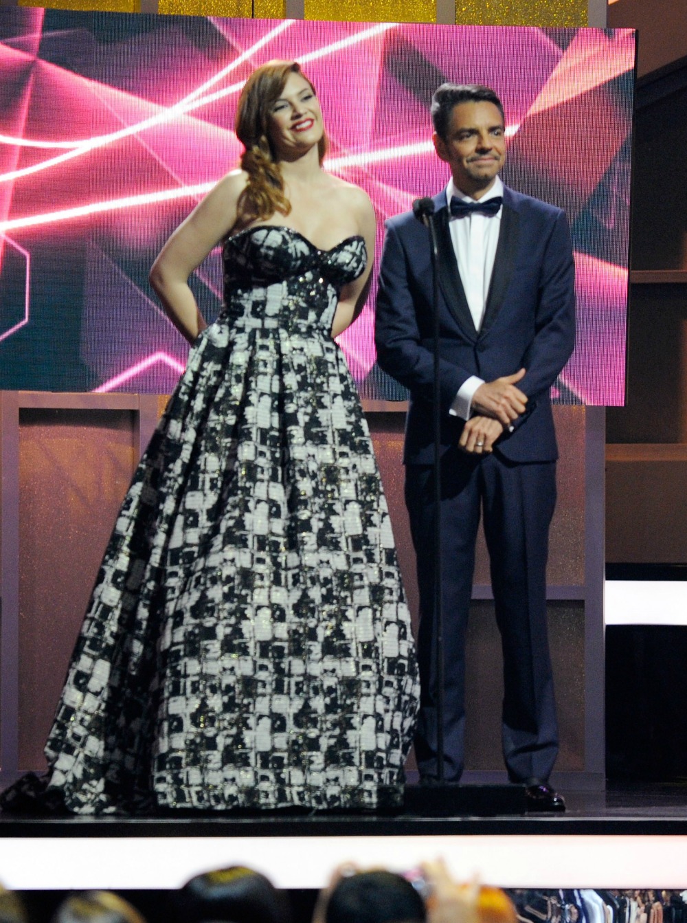 Angélica Celaya y Eugenio Derbez fueron los encargados de entregarle su premio a Jennifer López.
