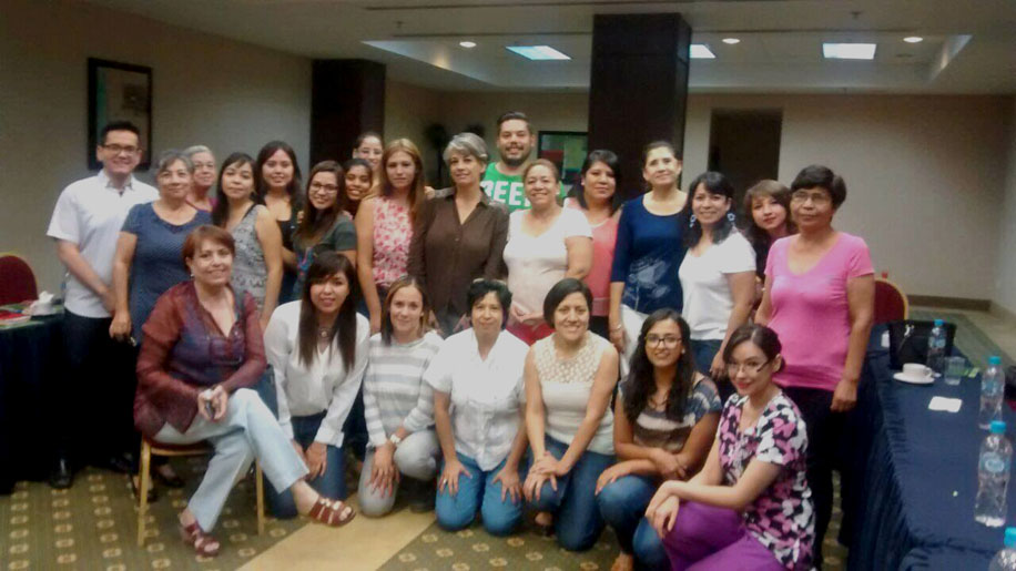 El colectivo cuenta con programas para fomentar una educación de resolución de problemas sin violencia.