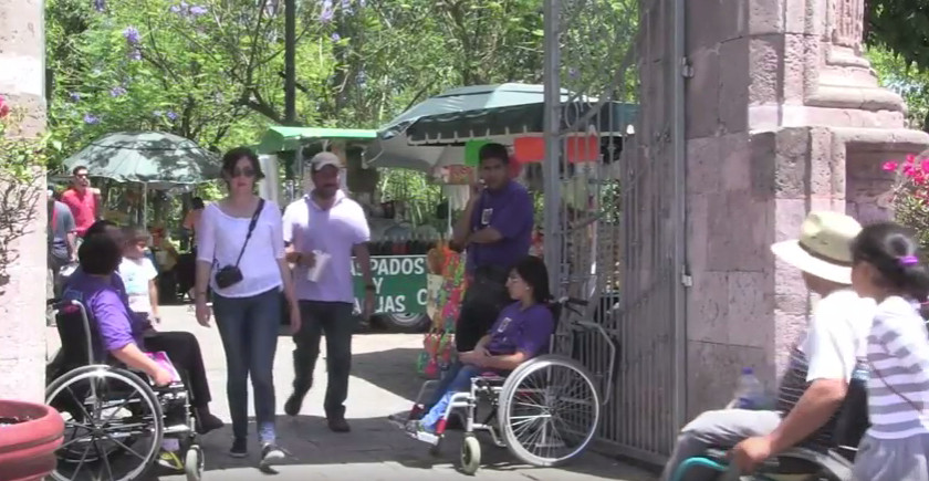 Los guías de turistas que laboran en la verbena nos demuestran que en la vida no hay límites.