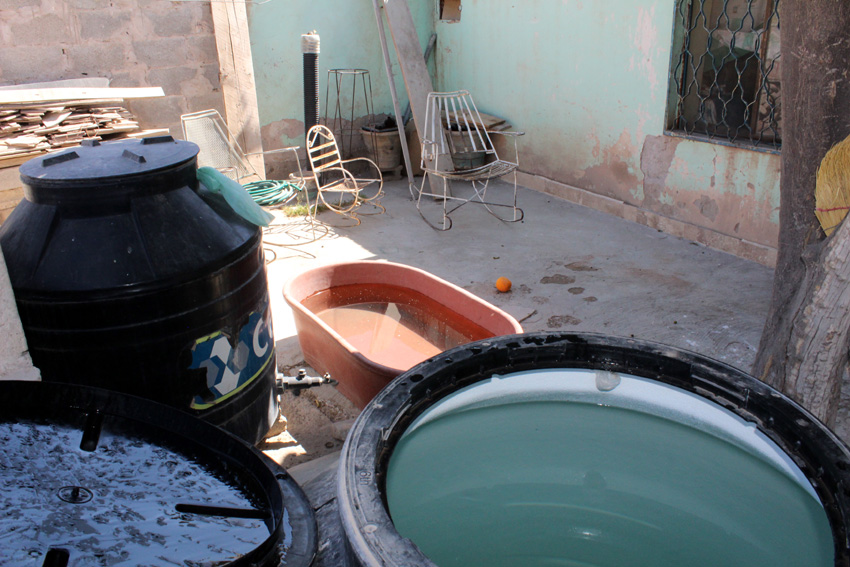 Los habitantes tienen tinacos, tanques, cubetas, bañeras a la entrada de sus casas, con la esperanza de que las pipas les surtan el líquido.