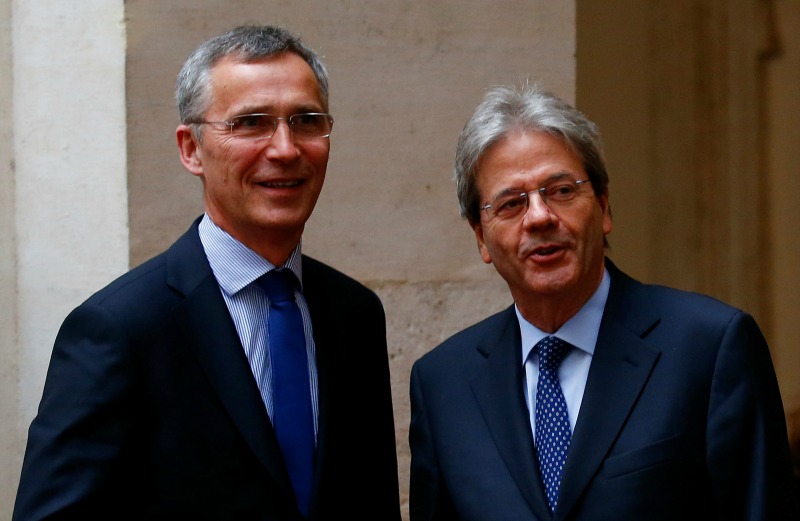 Jens Stoltenberg (izq.) fue recibido por el Primer Ministro italiano Paolo Gentiloni, en Roma.