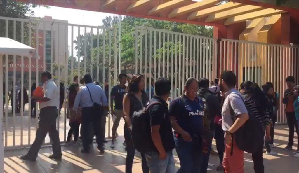 Los estudiantes y personal administrativo fueron desalojados de la universidad.