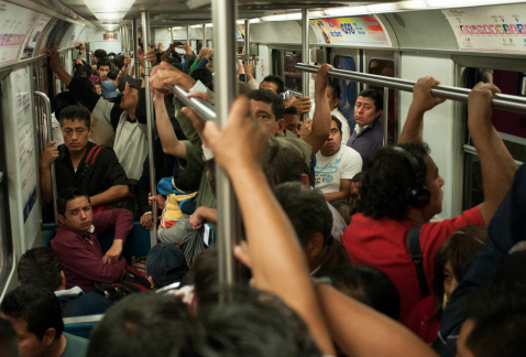 El número de usuarios del Metro de la Ciudad de México se incrementó en horas pico, como opción ante las nuevas tarifas en el transporte público conce
