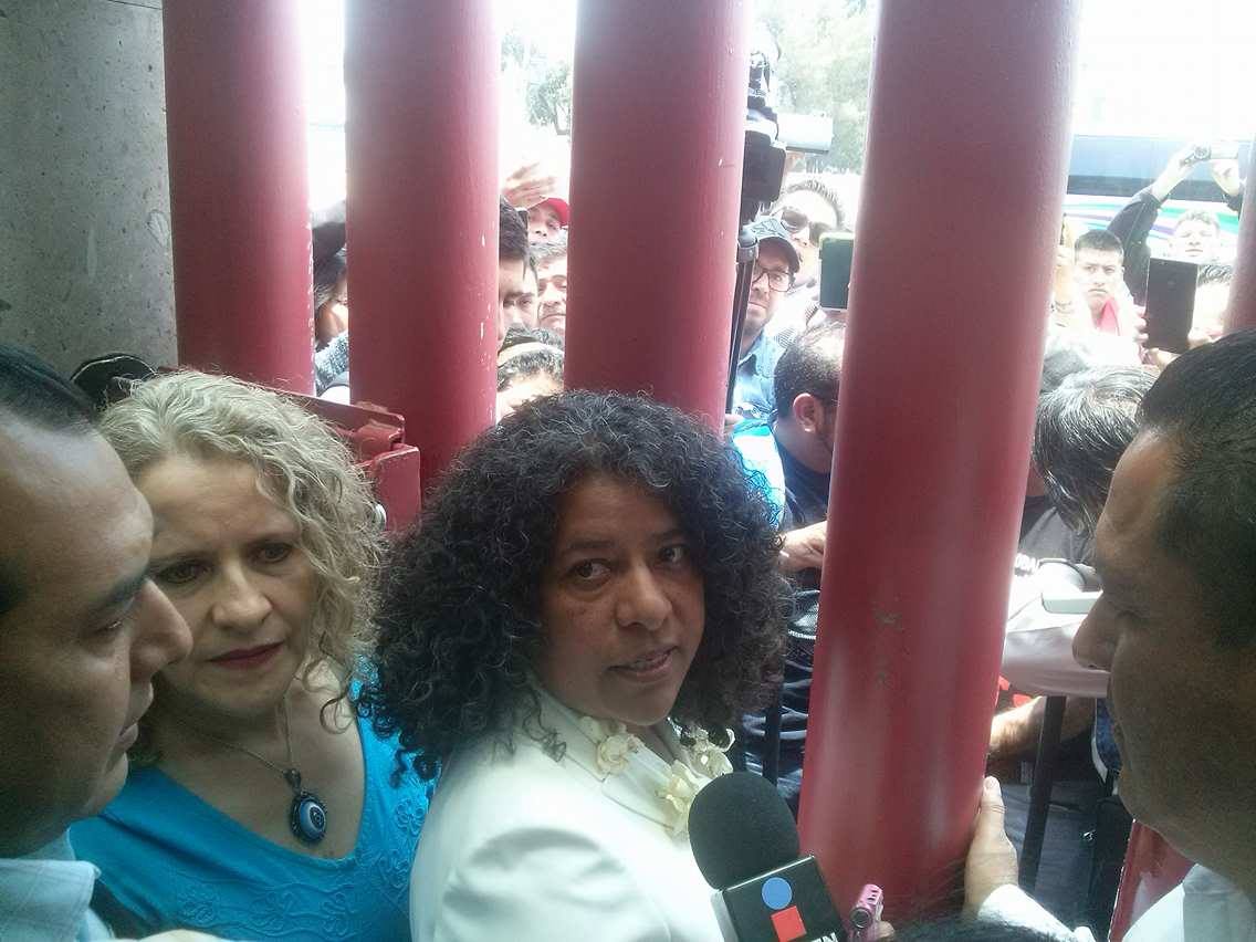 Los padres de los 43 protestaron en el Palacio de San Lázaro para ser recibidos por la comisión especial para Ayotzinapa.