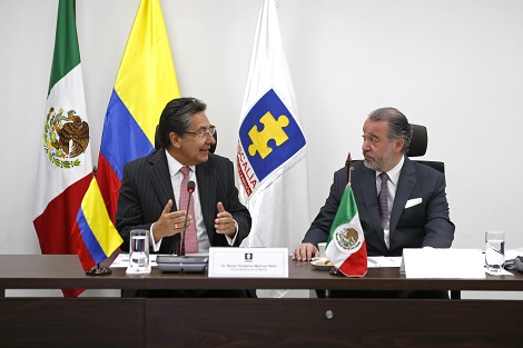 El procurador general de la República, Raúl Cervantes, y el fiscal general de la Nación de Colombia, Néstor Martínez, suscribieron el acuerdo.