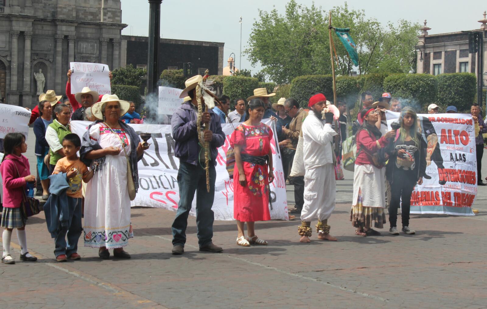 Protesta, manifestación de indígenas frente a Palacio de Gobierno en Toluca.