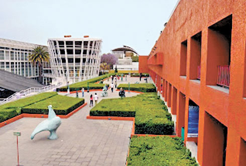 La solución apresurada y el resultado general del conjunto del Cenart son una expresión muy clara del momento decadente en el que se edificó la obra. 