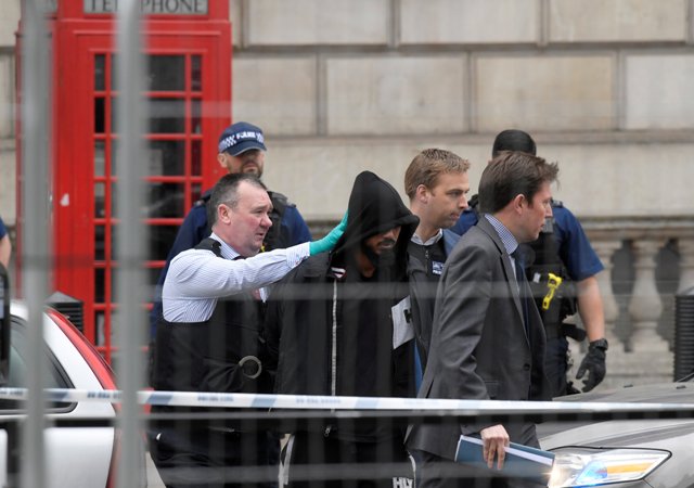 Un hombre fue detenido en Londres por portar cuchillos.