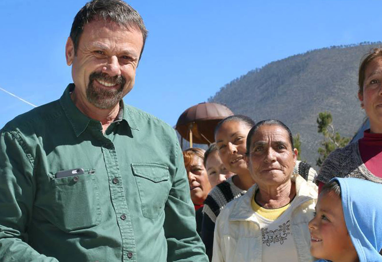 El candidato independiente emprendió una serie de visitas a domicilio para dar a conocer su propuesta. 
