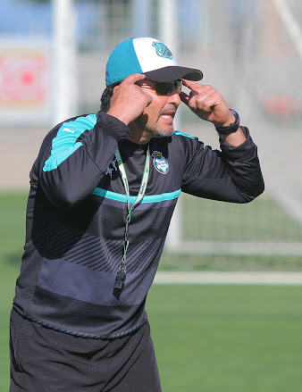 El DT de Santos Laguna, José Manuel de la Torre, aseguró que un partido no define el descenso.