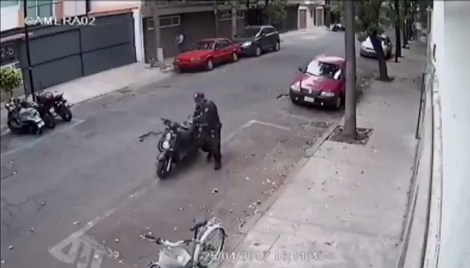 El oficial movió la motocicleta a una zona prohibida. 