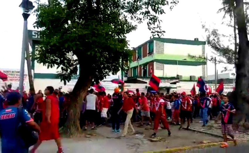 Los fans de Veracruz marchan al ‘Pirata’ para apoyar a su club 
