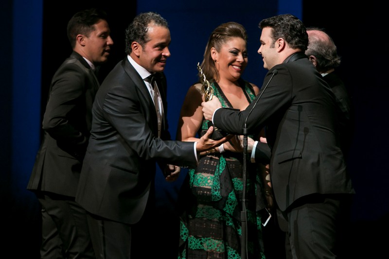 Gustavo Loza con el premio que acredita su película como la gran ganadora de la noche.