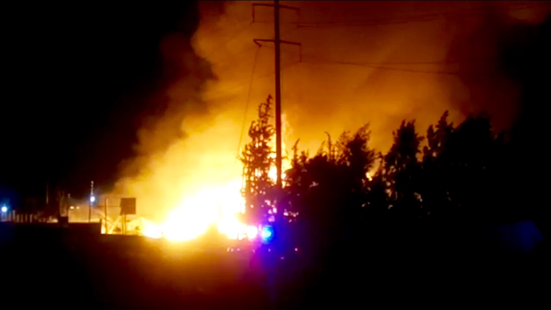 El incendio ya consumió cinco bodegas del Parque Industrial Bernardo Quintana; bomberos aún trabajan en el lugar.