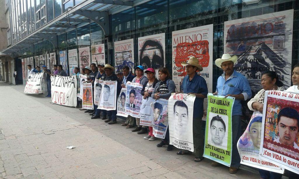 Los manifestantes se colocaron en la entrada del edificio.