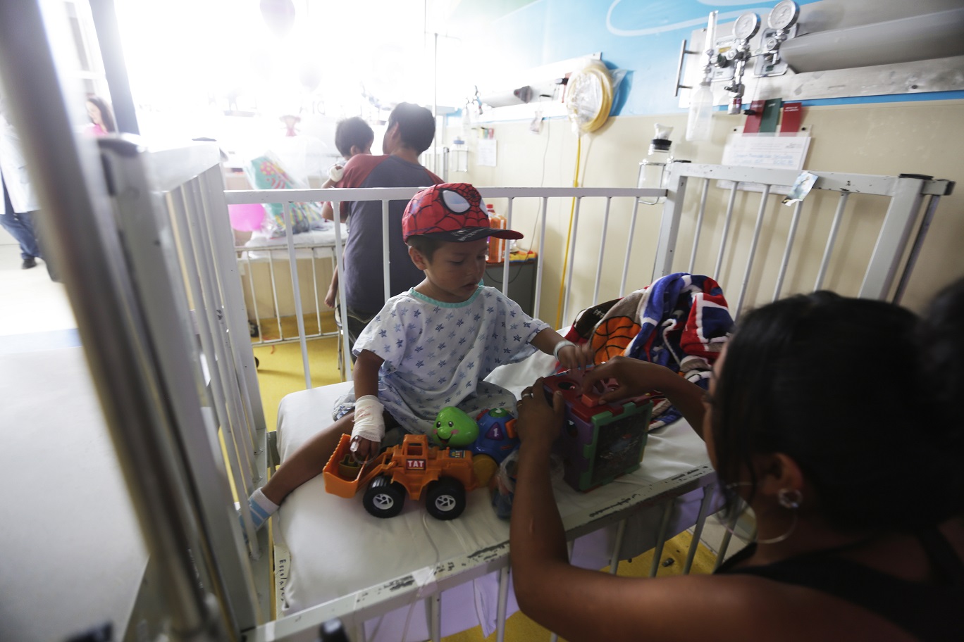 Niños del Hospital General de Occidente recibieron juguetes por el Día del Niño