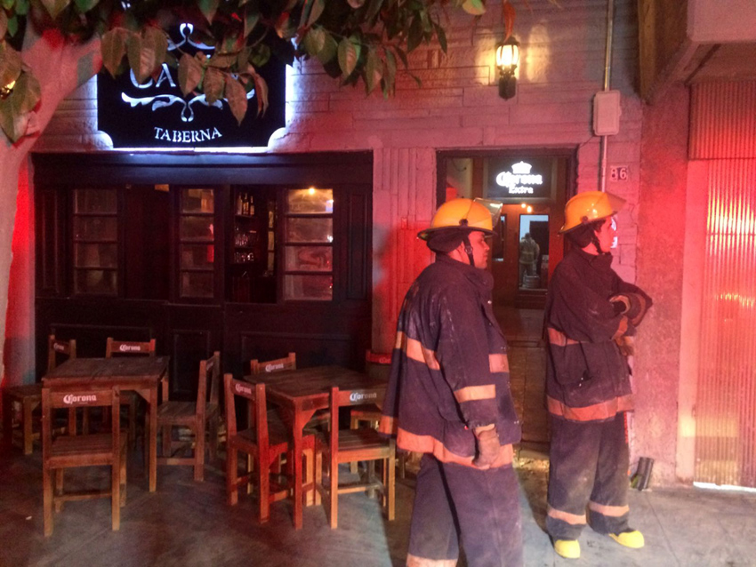 Protección Civil de Torreón desalojó bar de Paseo Morelos por fuga de gas.