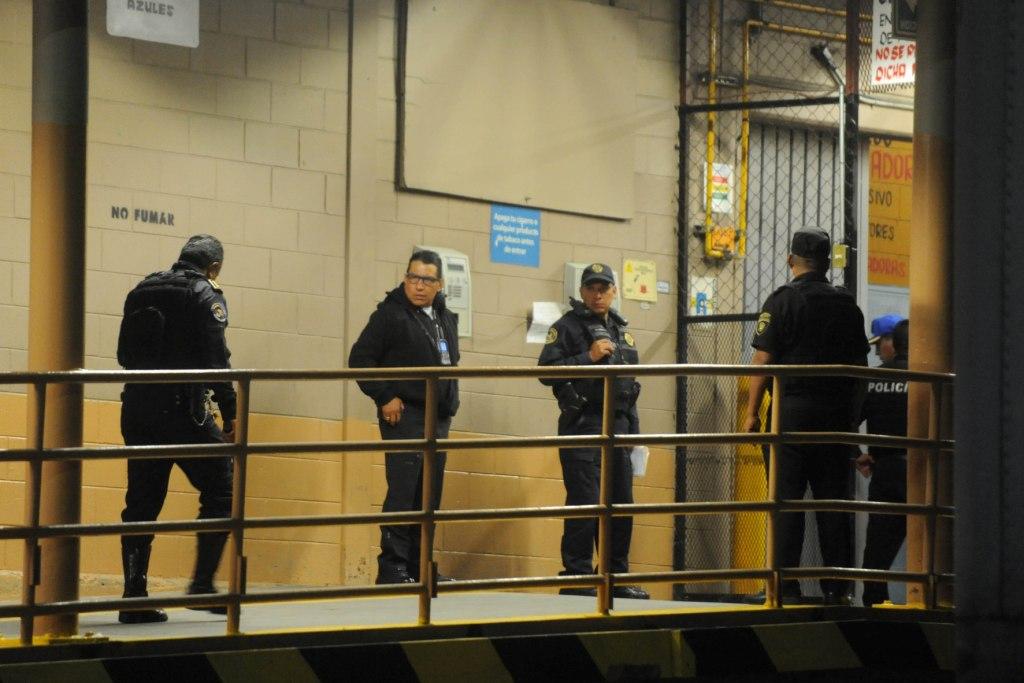 Los asaltantes entraron por el área de carga y amagaron al personal.