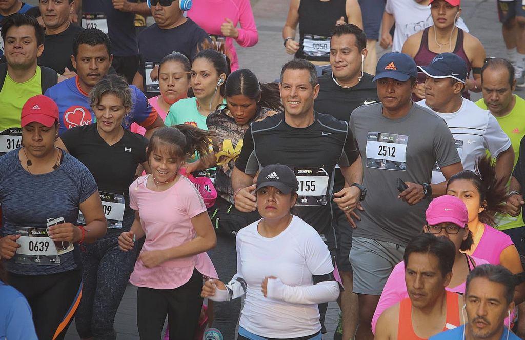 El gobernador corrió una distancia de 9.7 kilómetros a lado de su esposa.