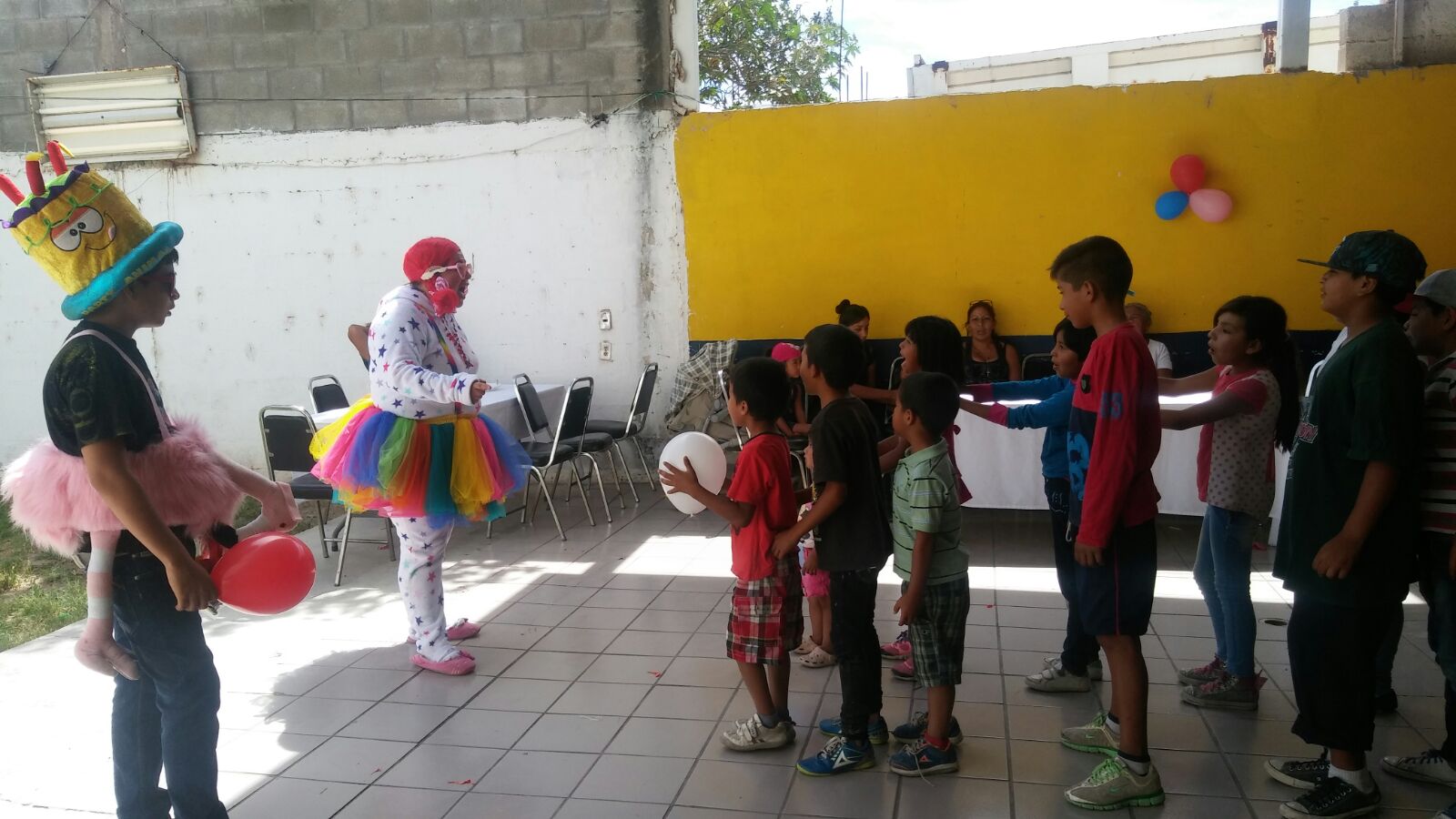 Hijos y nietos de pepenadores reciben festejo del Día del Niño en Torreón. 