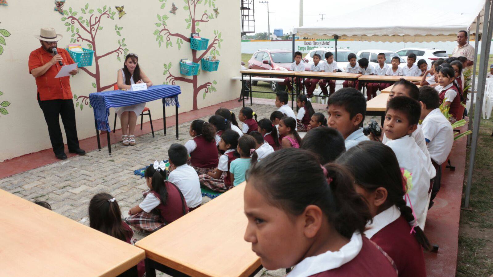 La escritora Celeste Alba Iris, con estudiantes 
