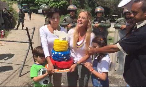 Lilian Tintori cantó las mañanitas a Leopoldo López acompañada de sus hijos desde la entrada de la prisión militar. 