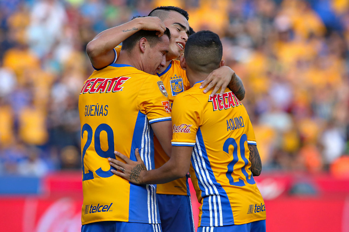 Lucas Zelarayan y Jesús Dueñas en festejo de gol con Javier Aquino