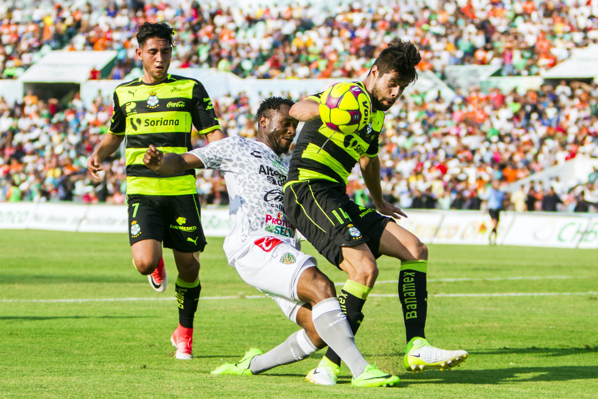 Luis Leal y Néstor Araujo disputan un balón