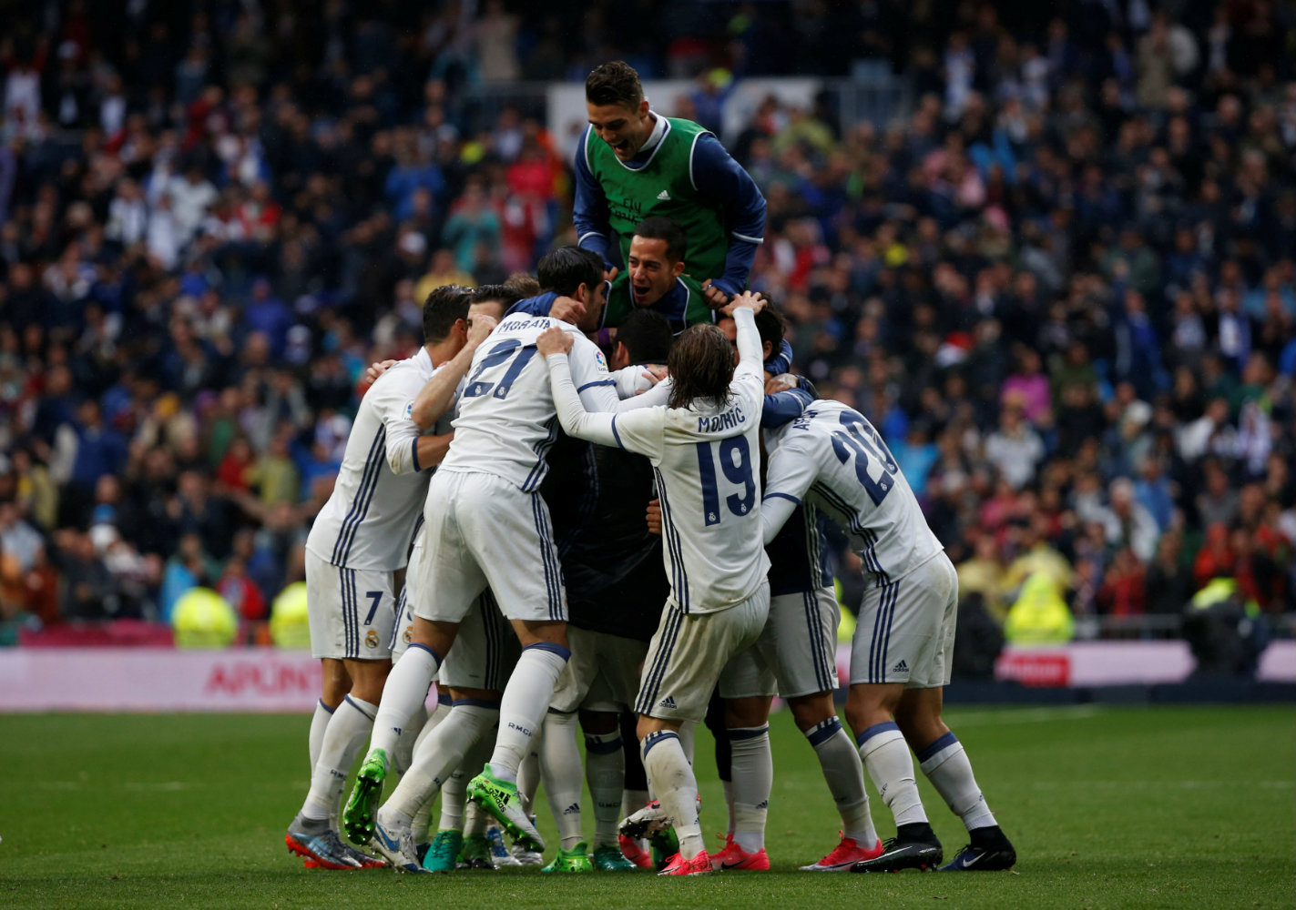 Real Madrid vence en casa al Valencia 