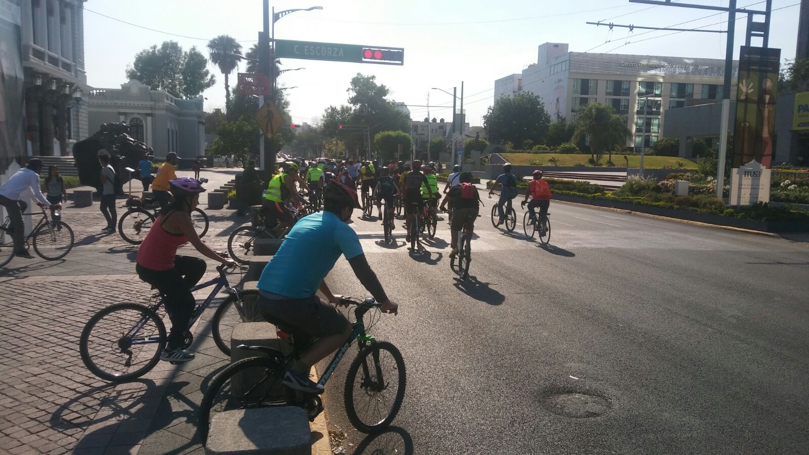 El recorrido en apoyo a las ciclovías inició a un costado del Paraninfo Enrique Díaz de León para luego tomar avenida Vallarta