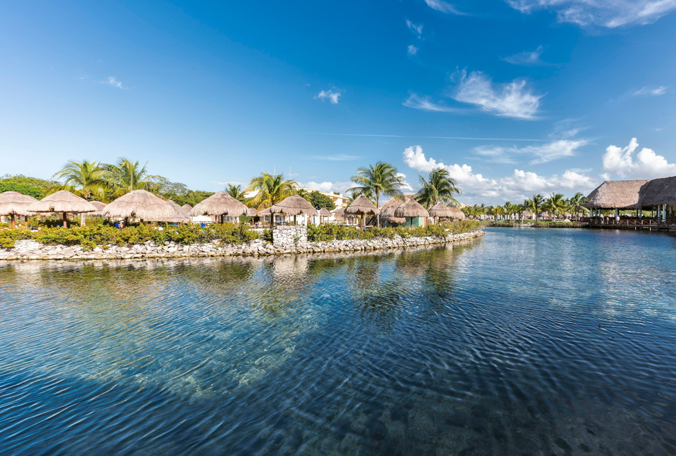 La Riviera Maya tiene una variada oferta de hoteles, restaurantes y playas de aguas turquesas, que puedes disfrutar en familia o en pareja.