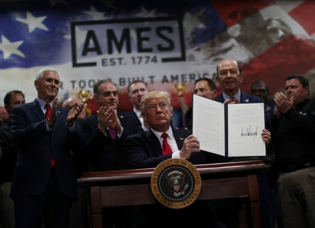 Trump dijo que los decretos ayudarán "a mantener la riqueza y los trabajo en nuestro país".