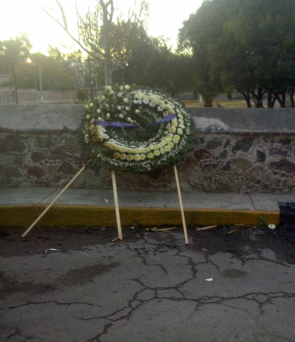 Una corona fúnebre fue colocada junto a la narcomanta contra AMLO. 