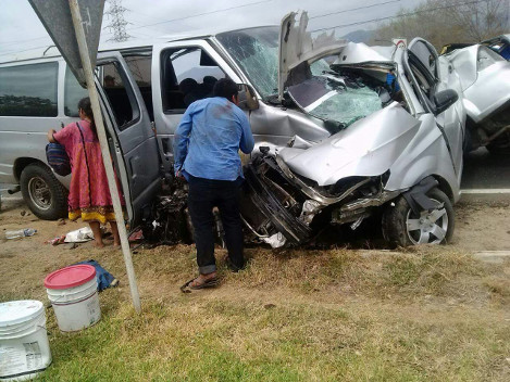 El vehículo Chevrolet Aveo quedó partido a a mitad al chocar de frente contra una camioneta Van Ford.
